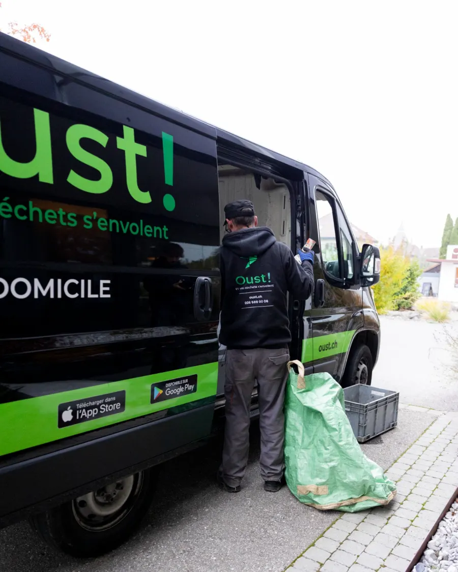 Une collecte Oust! devant un véhicule de tournée